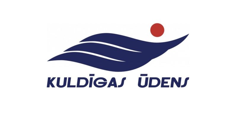 Logotips ar tumši zilu, stilizētu viļņveida formu un sarkanu apli virs tās, zem kura rakstīts "KULDĪGAS ŪDENS".
